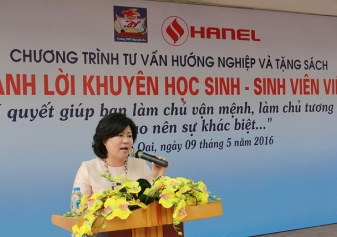 HANEL TẶNG SÁCH TƯ VẤN HƯỚNG NGHIỆP TỚI HỌC SINH CÁC HUYỆN NGOẠI THÀNH HÀ NỘI